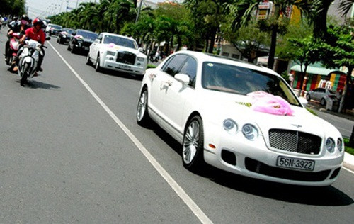 Bà Hiền từng bạo tay tổ chức màn rước dâu cho đám cưới của con trai bằng cả dàn siêu xe, có những chiếc giá trị lên đến hàng triệu USD. Ảnh: Giadinhxahoi.