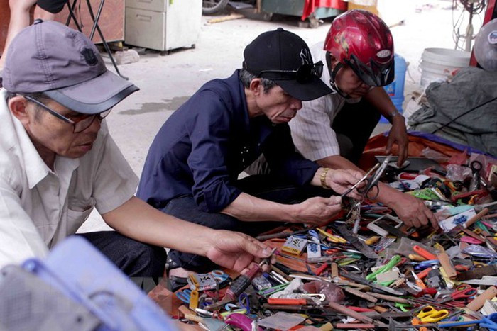 Có cửa hàng chỉ buôn bán dao, kéo đủ mọi kích thước. Ảnh: TTXVN.