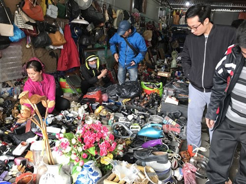 Hàng đã qua sử dụng tại đây đủ các loại từ những bình gốm sứ, bi đông, mũ sắt....cho đến đồ gia dụng. Ảnh: QĐND.