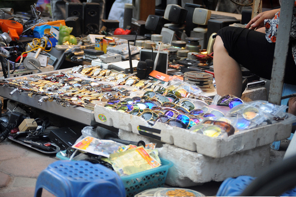 Tại chợ giời, có mặt hàng giá chỉ vài nghìn đồng nhưng cũng có sản phẩm lên tới tiền triệu. Khách mua chủ yếu là các thợ sửa chữa, người am hiểu về máy móc kỹ thuật, những người sư tập đồ cũ...Ảnh: Zing.