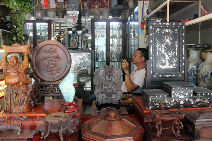 Thậm chí, có cả gian hàng chuyên đồ trang trí nội thất cũ. Có những cửa hàng chỉ buôn bán dao, kéo đủ mọi kích thước chủng loại. Ảnh: TTXVN.