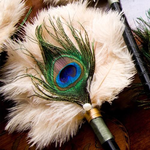 Chiếc lông công với họa tiết lạ mắt cùng màu sắc sặc sỡ thu hút nhiều chị em. Ảnh: Lông công Ấn Độ.