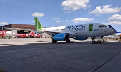Hình ảnh cho thấy, máy bay của Bamboo Airways sở hữu vẻ ngoài hiện đại, bắt mắt với sơn logo Bamboo Airways và cả dòng chữ FLC Group. Ảnh: FB Trinh Van Quyet.