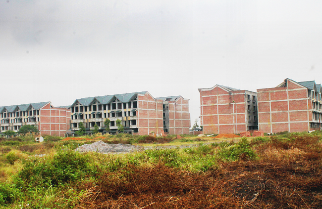 Tuy nhiên, sau gần 10 năm khởi công, hiện nay dự án khu đô thị mới chỉ hoàn thành 7 - 8 dãy nhà liền kề, biệt thự xây thô. Ảnh: Vietnamfinance.
