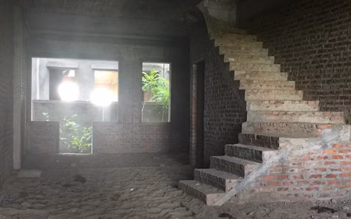 Một số căn biệt thự xây dở dang có dấu hiệu xuống cấp. Ảnh: VTCnews.