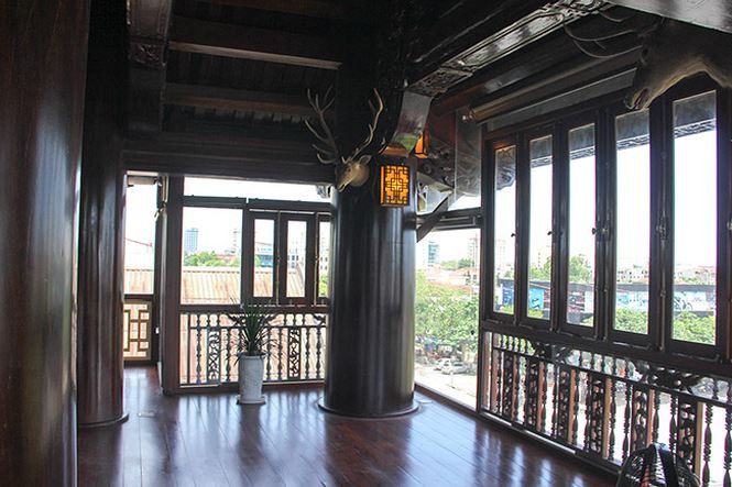 Lúc xin cấp phép xây dựng, ngôi nhà gỗ có giá trị khoảng 30 tỷ đồng. Tuy nhiên, đến nay giá trị của nó đã lên tới hàng trăm tỷ đồng. Ảnh: Dân Việt.