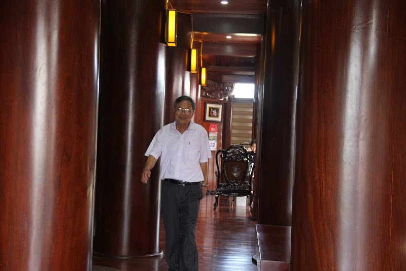 Nhà có chiều cao 20m, được dựng lên từ 22 cột gỗ sao xanh có đường kính 80-90cm. Ảnh: Vietnamnet.