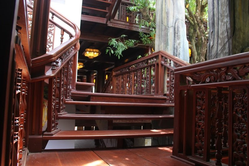 Bậc thang dẫn lên các tầng được chạm trổ tinh tế. Ảnh: Vietnamnet.