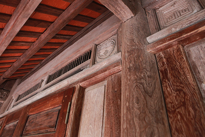 Kết cấu của ngôi nhà làm hoàn toàn bằng gỗ sưa từ những chi tiết nhỏ. Ảnh: Dân Việt.