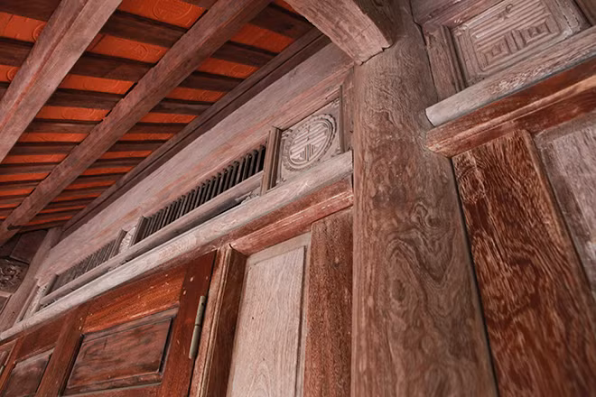 Kết cấu của ngôi nhà làm hoàn toàn bằng gỗ sưa từ những chi tiết nhỏ. Ảnh: Dân Việt.