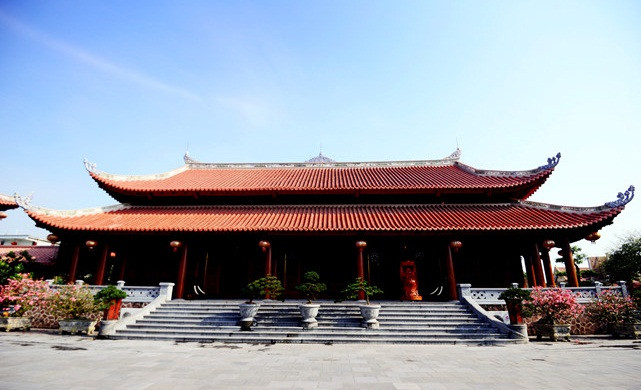 Nhà xây dựng trong 5 năm với khoảng 2.000 m3 gỗ gồm đinh hương, giáng hương, cẩm lai...Ảnh: Zing.