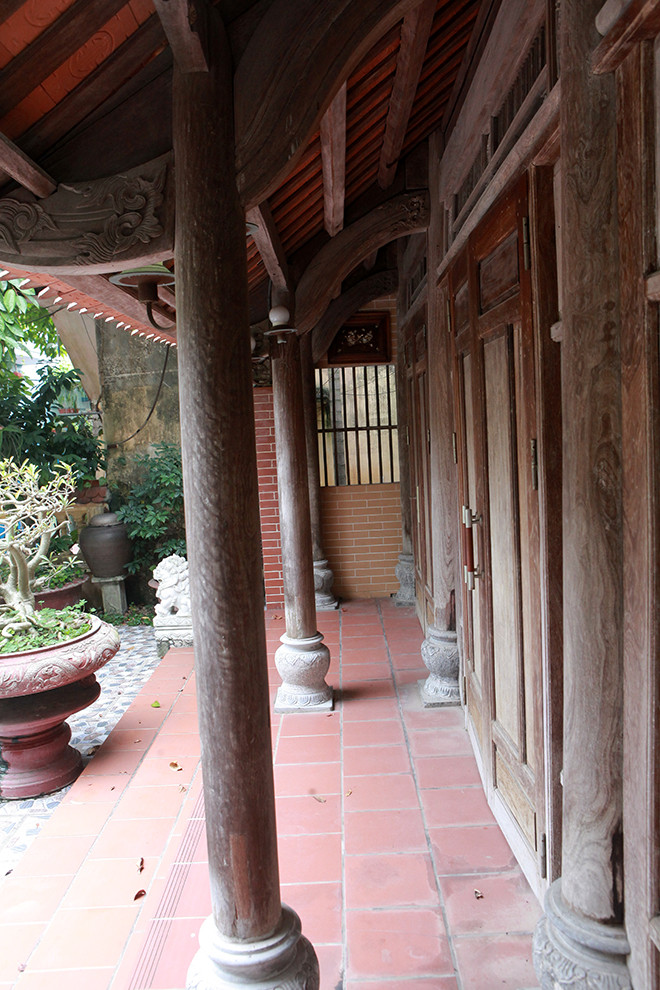 Có tuổi đời hơn 100 năm, căn nhà rộng chừng 50 mét vuông, thiết kế tinh xảo. Ảnh: Dân Việt.