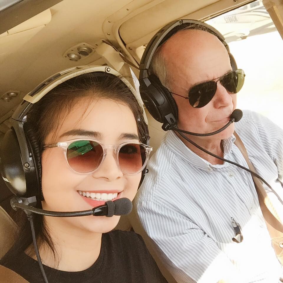 Trải qua 9 tháng huấn luyện căn bản tại Mỹ và các khóa huấn luyện khác tại Việt Nam, hiện tại Diệu Thúy đang tham gia khóa huấn luyện chuyển loại tại châu Âu cho hãng hàng không Bamboo Airways. Ảnh: FBNV.