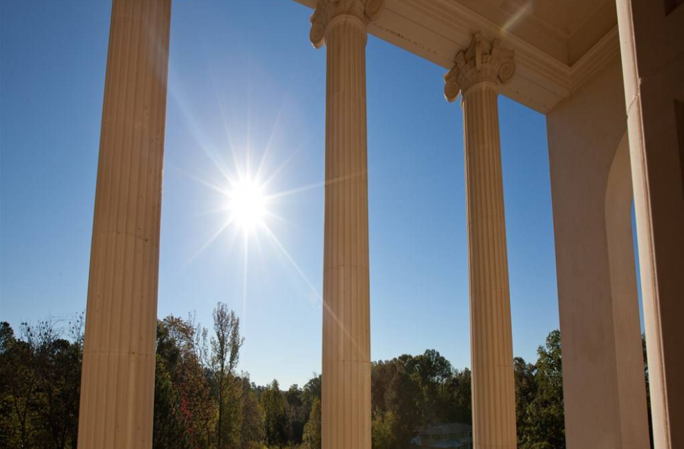 Mặt ngoài biệt thự mang điểm nhấn của kiến trúc cổ Hy Lạp.