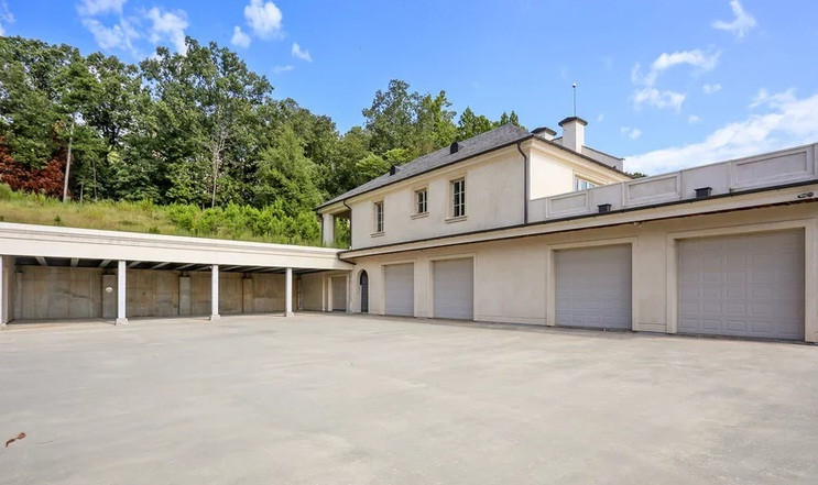 Khu vực để xe rộng 465m2.