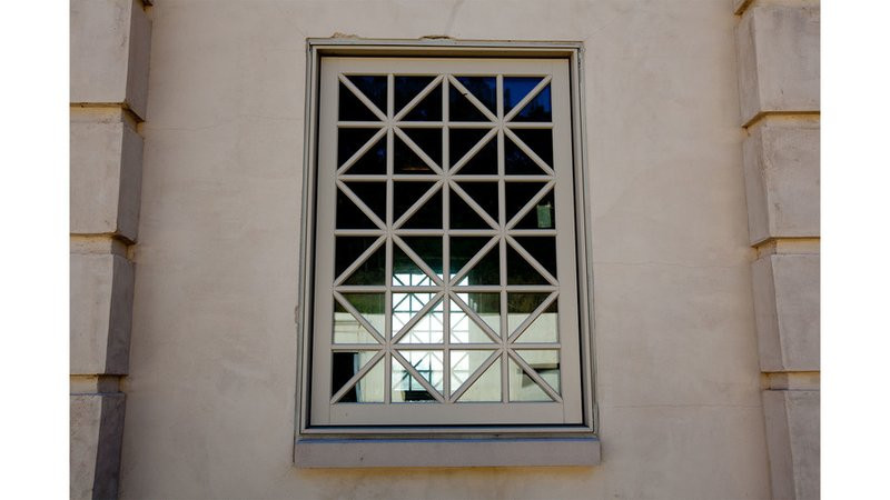 Cửa sổ bảo mật, không ai có thể vào được qua đây.