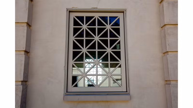 Cửa sổ bảo mật, không ai có thể vào được qua đây.