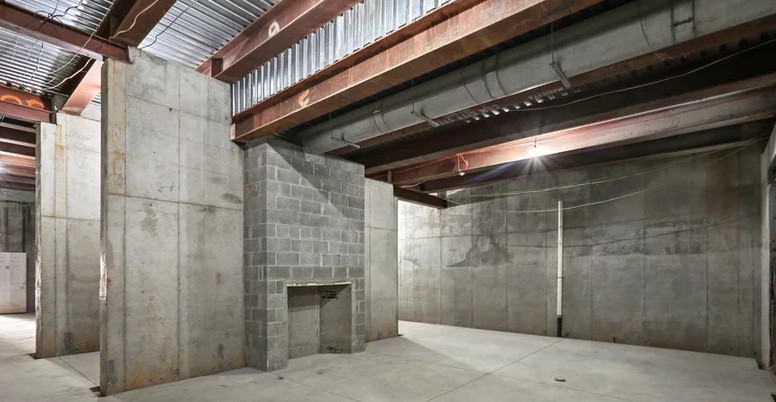 Đặc biệt là một căn hầm trú ẩn kiên cố rộng 1.400 m2, có tường và cửa chống đạn.