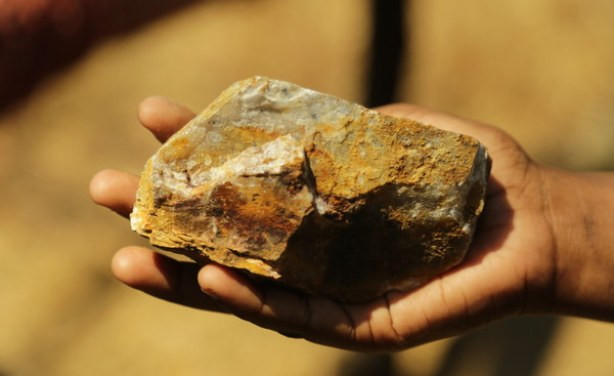 Sản lượng vàng mỗi năm ở Nam Phi vào khoảng 190 tấn. Quốc gia này cũng còn rất nhiều mỏ vàng chưa được khai thác. Do đó, dự báo lượng vàng của Nam Phi sẽ tăng hơn trong những năm tới.