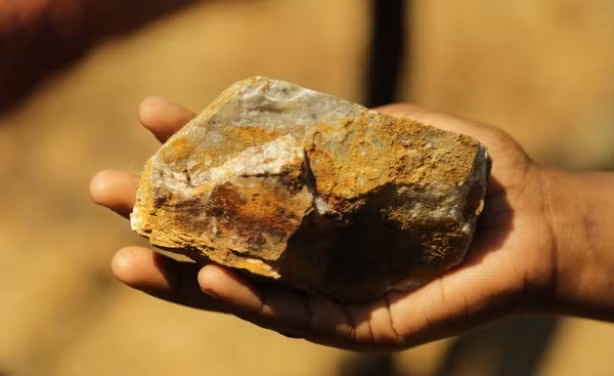 Sản lượng vàng mỗi năm ở Nam Phi vào khoảng 190 tấn. Quốc gia này cũng còn rất nhiều mỏ vàng chưa được khai thác. Do đó, dự báo lượng vàng của Nam Phi sẽ tăng hơn trong những năm tới.