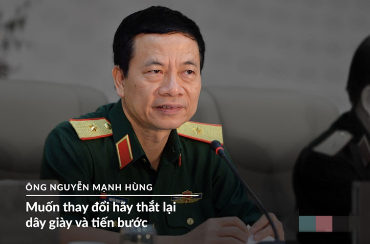"Muốn thay đổi, hãy thắt lại dây giàu và tiến bước" là thông điệp mà tướng Hùng gửi đi trong Đại hội Đoàn Thanh niên của Tập đoàn Viettel năm 2017 để kêu gọi cùng xây dựng một Viettel mới. Ảnh: Zing.