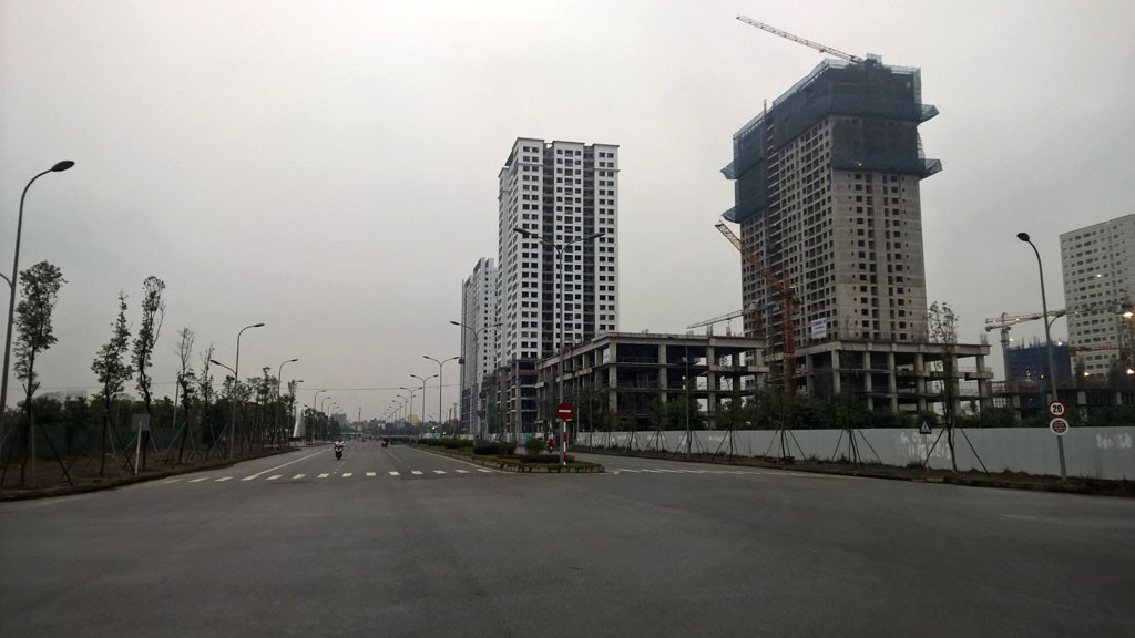 Đường Nguyễn Văn Huyên kéo dài được thông xe năm 2015, có chiều dài hơn 500 m với tổng mức đầu tư hơn 969 tỷ đồng (trung bình gần 2 tỷ đồng/m). Ảnh: Newsland.