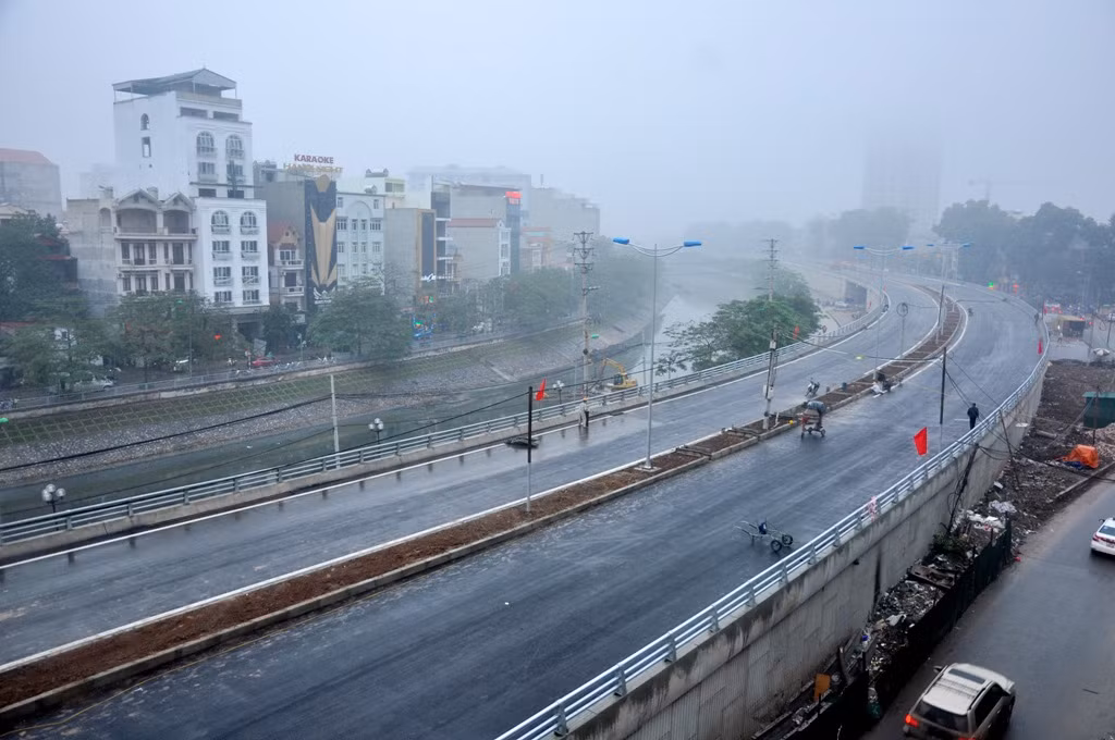 Khởi công từ tháng 3/2012, đường vành đai 2 Hà Nội, đoạn Nhật Tân - Xuân La - Bưởi - Cầu Giấy dài 6,4 km có tổng mức đầu tư 304,7 triệu USD (tương đương 6.400 tỷ đồng) chính thức thông xe vào quý I/2016. Ảnh: Tieudungplus.