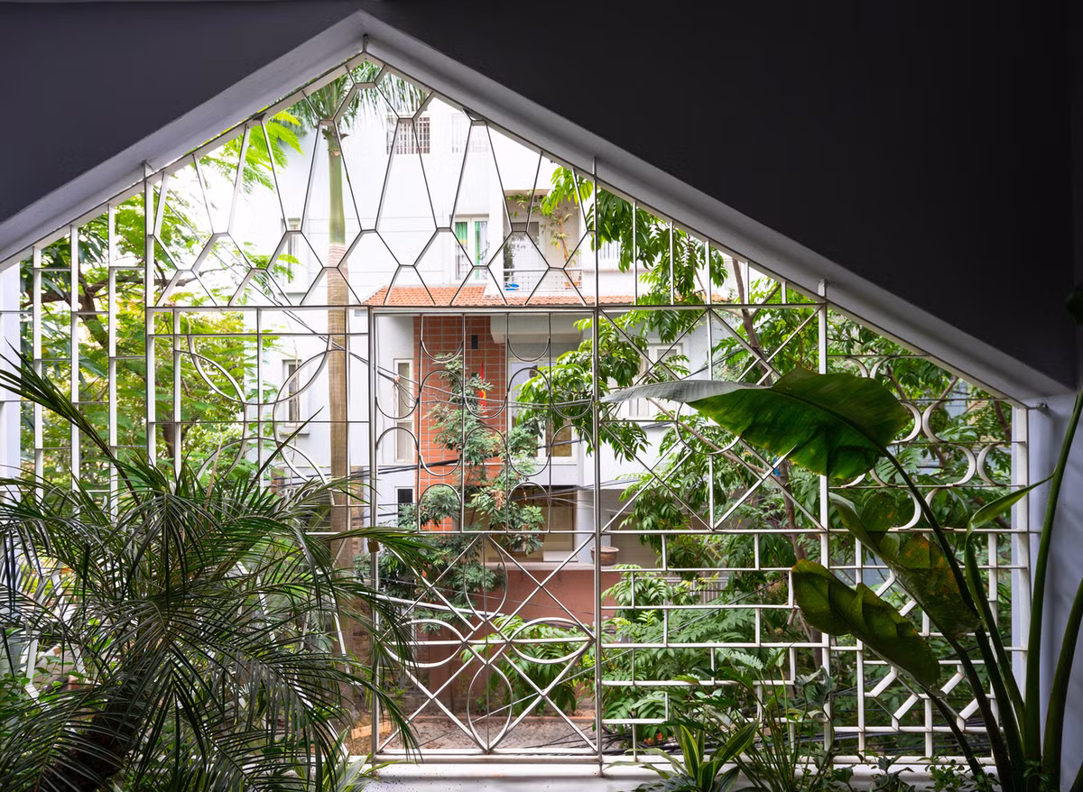 Cửa sổ với khối hình lạ mắt mang đến sự tươi mới cho ngôi nhà.