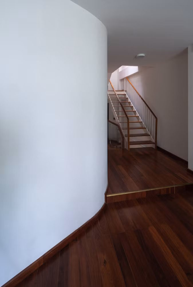 Sàn nhà ốp gỗ sang trọng.