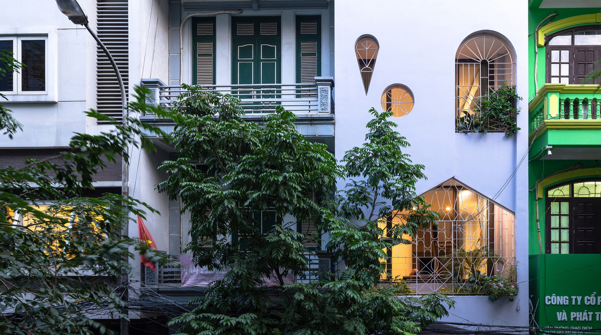 Với kích thước 4x14, diện tích chỉ 56m², lại nằm giữa nhiều công trình kiên cố, nhà ống cần một giải pháp lấy sáng, thông gió hiệu quả.