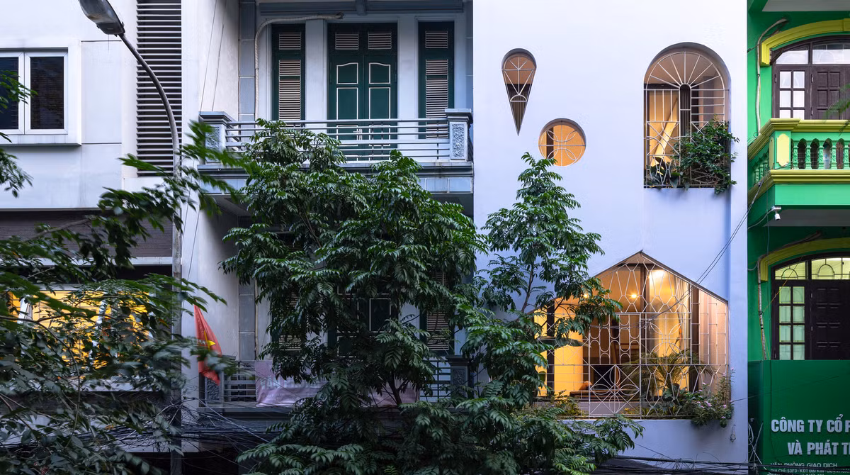 Với kích thước 4x14, diện tích chỉ 56m², lại nằm giữa nhiều công trình kiên cố, nhà ống cần một giải pháp lấy sáng, thông gió hiệu quả.