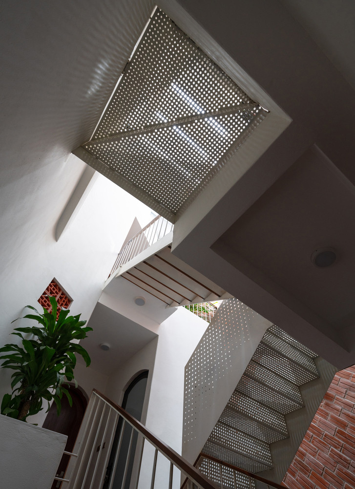 Giếng trời ở cuối nhà được bố trí ngay trên hệ cầu thang.