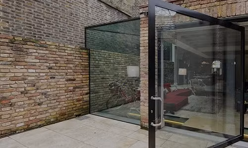 Cửa kính xoay kết nối phòng khách và sân ngoài ngày càng đươc ưa chuộng trong các thiết kế hiện đại.