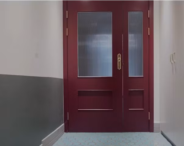 Thiết kế cửa ra vào không đối xứng cùng gam màu hồng đậm mang đến vẻ đẹp mạnh mẽ và quyến rũ.