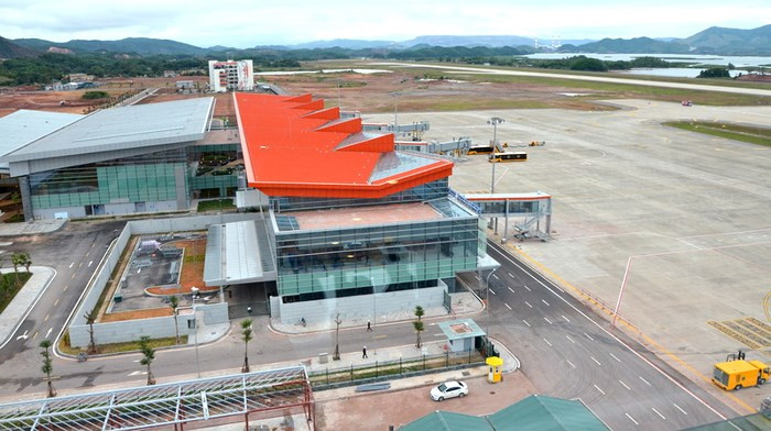 Tại buổi kiểm tra, các thành viên Hội đồng Nghiệm thu đều khẳng định các điều kiện về chất lượng công trình, an toàn cất - hạ cánh, trang thiết bị phục vụ bay...Ảnh: Anninhthudo.