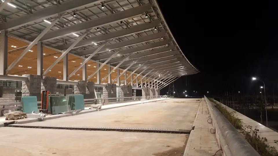 Sân bay quốc tế Vân Đồn được Bộ Giao thông Vận tải phê duyệt là cảng hàng không đạt cấp 4E (theo mã tiêu chuẩn của Tổ chức Hàng không dân dụng quốc tế - ICAO) và sân bay quân sự cấp II. Ảnh: Quảngninhskyline.