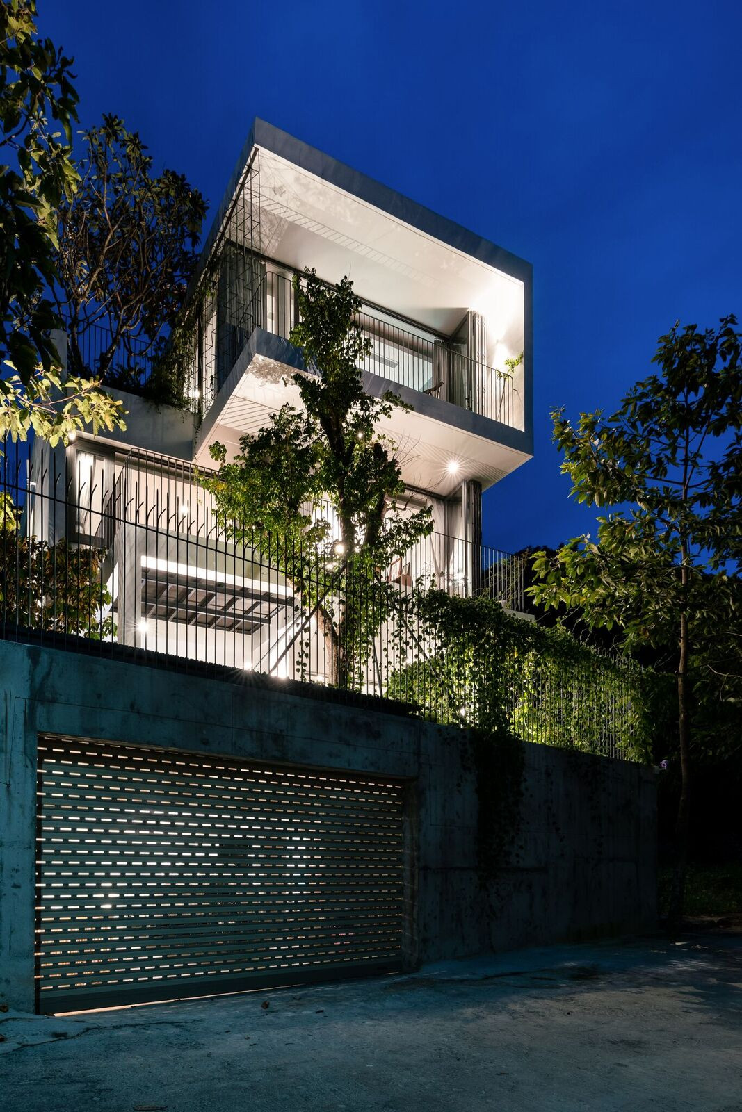 Tầng hầm là khu vực đậu xe, kho và khu kỹ thuật hồ bơi.