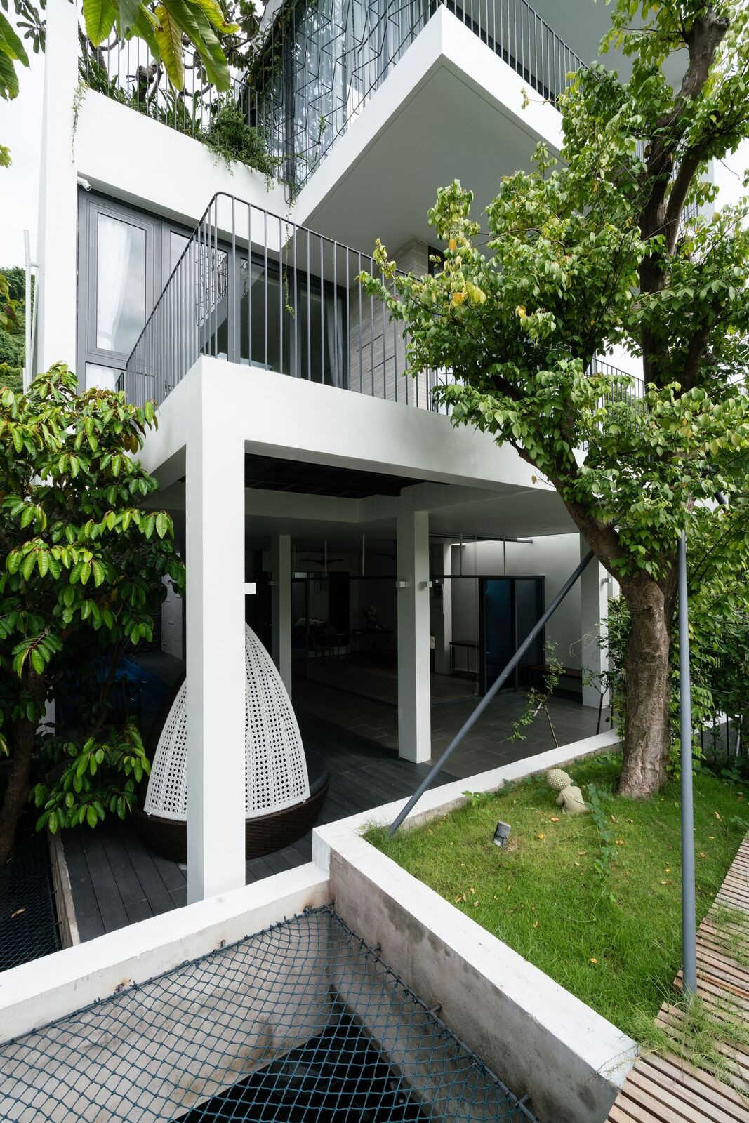 Bên ngoài có nhiều cây xanh giúp điều hòa không khí.