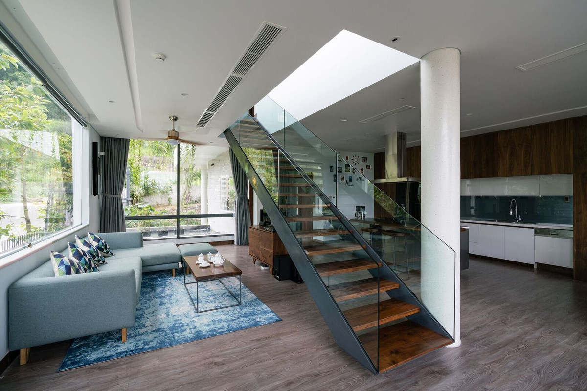 Biệt thự 3 tầng là sản phẩm thiết kế của nhóm H2. Theo H2, công năng cơ bản được phân chia dựa vào thế đất dốc của núi kết hợp nhu cầu sử dụng của chủ nhà.