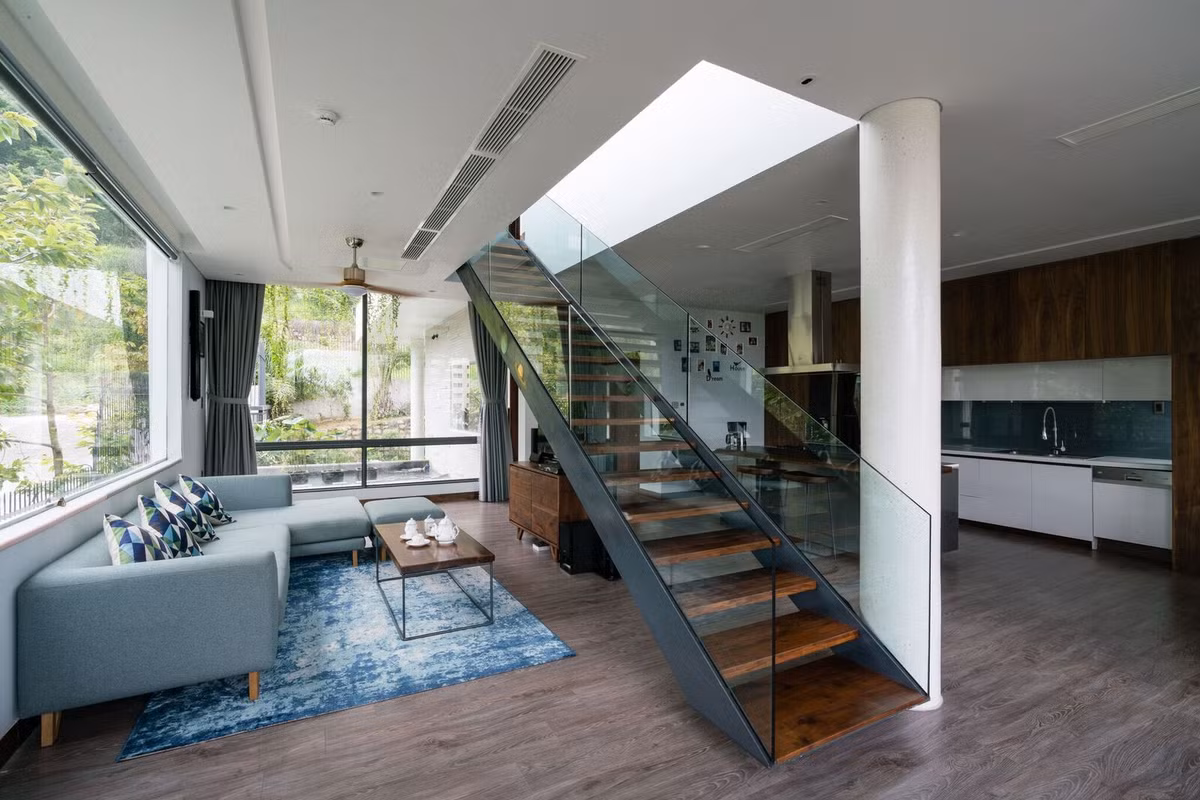 Biệt thự 3 tầng là sản phẩm thiết kế của nhóm H2. Theo H2, công năng cơ bản được phân chia dựa vào thế đất dốc của núi kết hợp nhu cầu sử dụng của chủ nhà.