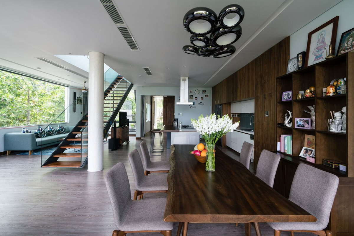 Biệt thự phố sử dụng tông màu xám chủ đạo.