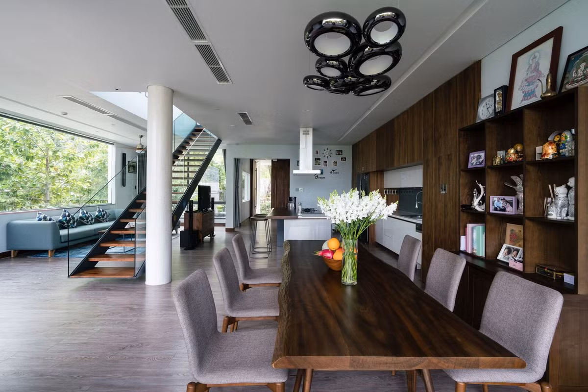 Biệt thự phố sử dụng tông màu xám chủ đạo.