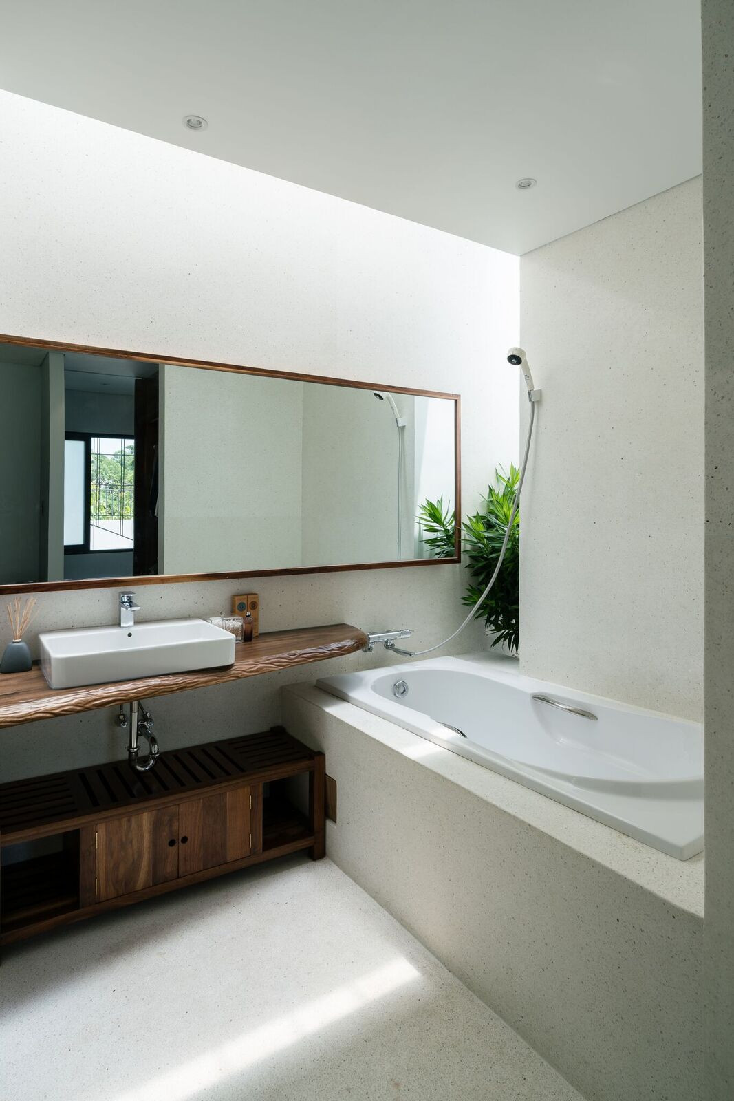 Phòng tắm hiện đại, gần gũi với thiên nhiên.