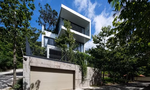 Nằm trên lưng chừng núi Lớn ở thành phố Vũng Tàu, ngôi biệt thự sở hữu không gian thoáng đãng với tầm nhìn ra 3 hướng biển, núi và trung tâm thành phố.