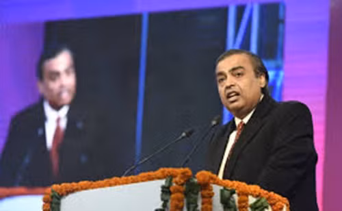 Ông cũng là người đứng sau việc thành lập dự án lớn đầu tiên của Reliance ở Patalganga, theo sau là khu tổ hợp khai khoáng lớn nhất thế giới ở Jamnagar, Ấn Độ. Ảnh: Time Magazine.