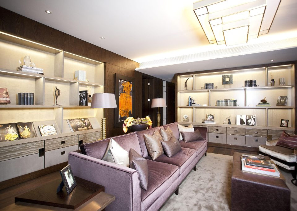 Bên trong có nhiều kệ gắn trường trang trí kết hợp lưu trữ đồ.