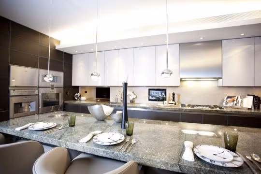 Bàn ăn dài ốp đá cẩm thạch sang trọng.