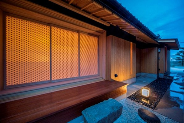 Để thể hiện tình yêu của mình với nghệ thuật, Atsumasa Tamura đã biến Oukikyo thành một bức tranh bốn mùa đúng nghĩa. Mùa xuân là bức tranh trang trí trong phòng. Mùa hè là cánh cửa trượt chạm trổ lá gai. Mùa thu là hình tượng lá phong chạm khắc trên bảng sơn mài. Còn mùa đông là hình lá thông trên tấm lụa dệt treo trần nhà.