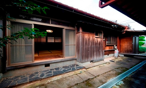 Tòa nhà ban đầu là kiến trúc một tầng bằng gỗ, diện tích khoảng 66 mét vuông được xây dựng hơn 40 năm trước. Sau khi được cải tạo, cấu trúc chính của ngôi nhà vẫn được giữ nguyên nhưng phía tây được thêm một gian nhà đơn rộng rãi có phòng khách, phòng học và phòng ngủ. Giữa hai khu vực này tách biệt với nhau nhưng do thiết kế không gian mở làm cho chúng trở thành một khối chỉnh thể.Nhà bếp và phòng tắm nằm ở phía đông.