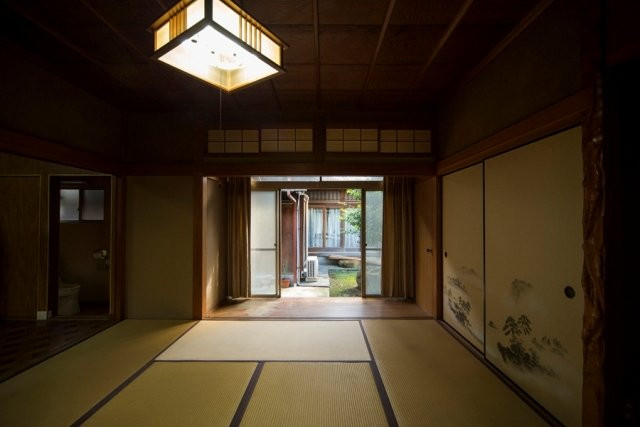 Đồng thời, bằng việc tính toán khoa học và nghiên cứu kỹ càng kiến trúc sư đã thiết kế trần nhà có đường cong tự nhiên và thanh lịch nhất, tạo cho bạn có giảm giác rằng trần nhà cao hơn rất nhiều so với thực tế.